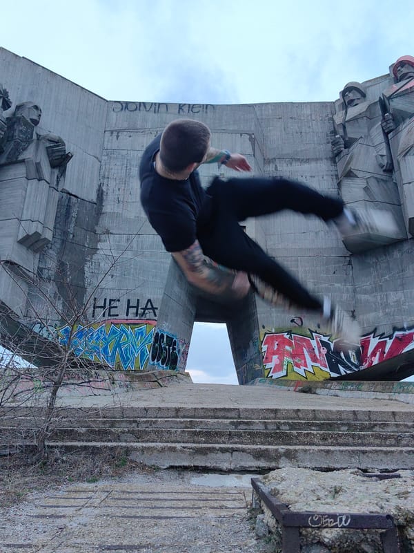 Acrobat performs aerial split maneuver in Varna