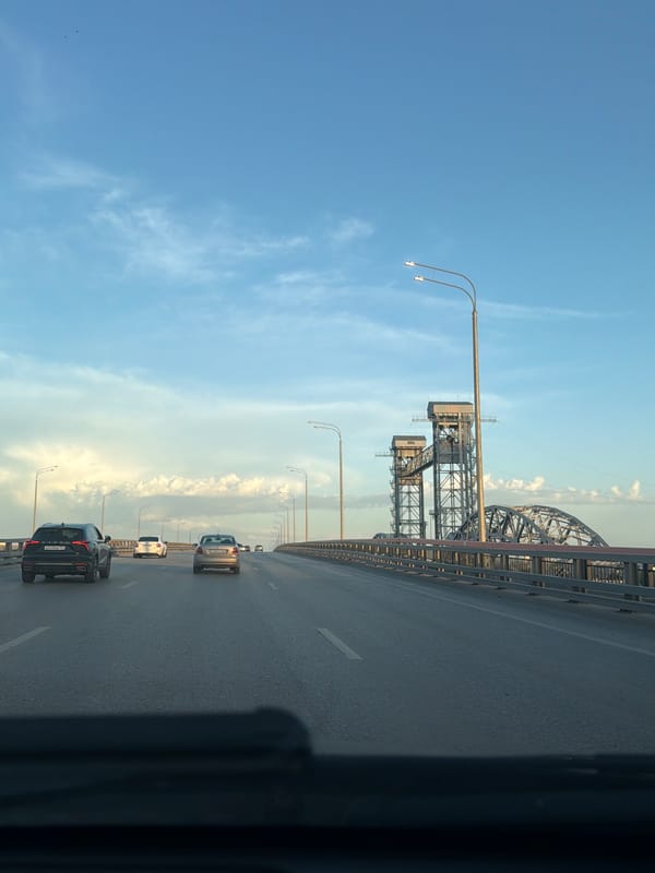 Bridge traffic documented in Rostov-on-Don during afternoon commute
