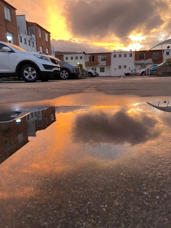 Evening atmospheric conditions documented across Quito, Ecuador