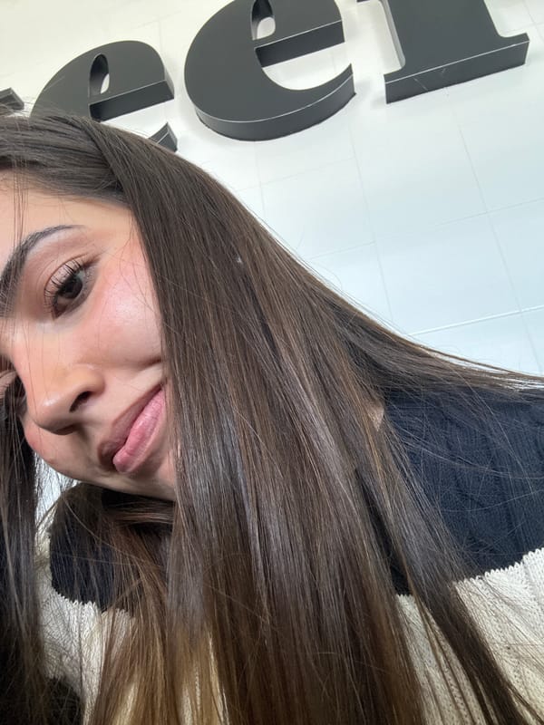 Woman photographed multiple times in Mexican indoor location