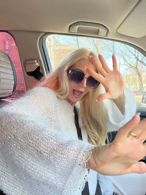 Woman in sunglasses spotted in car in Nizhny Novgorod