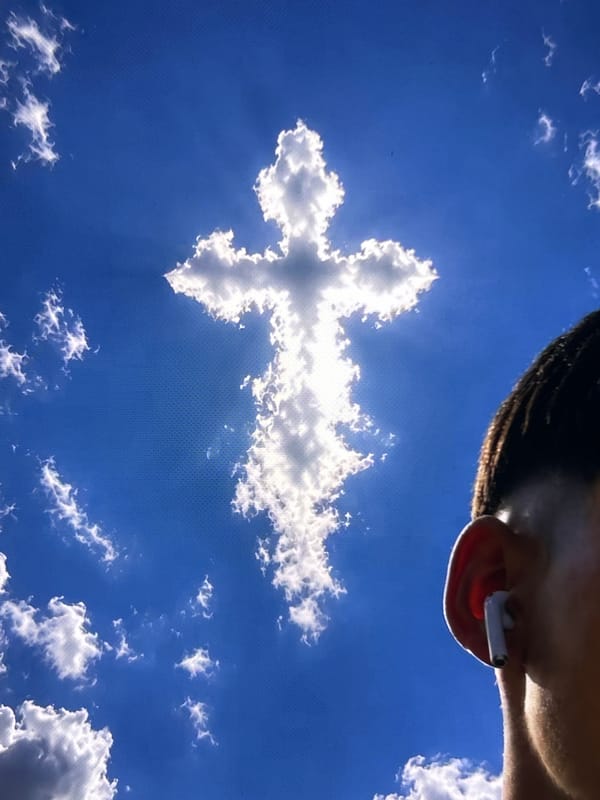 Cross-shaped cloud formation spotted over Zetiovo, Bulgaria