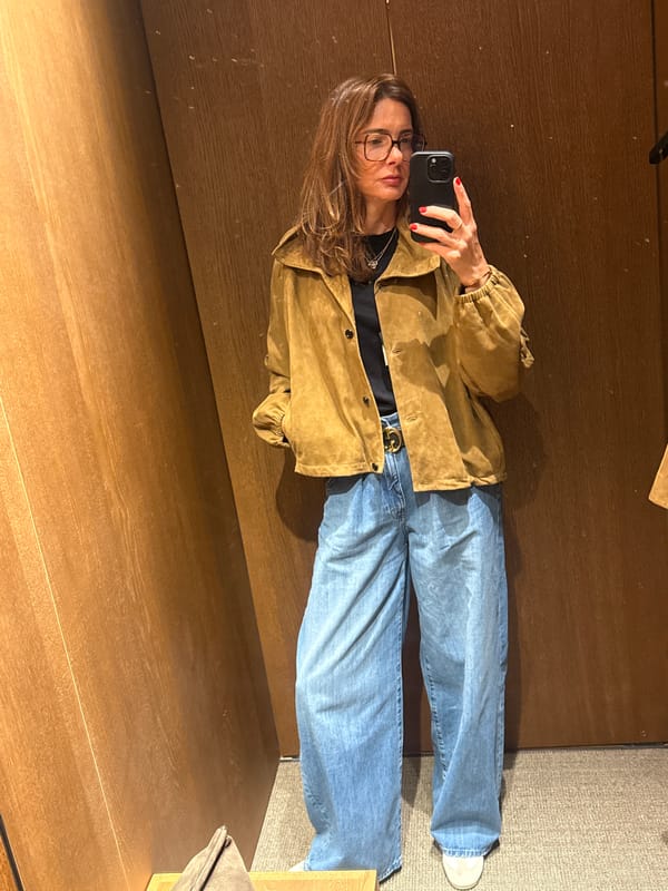 Woman takes mirror selfie in Matosinhos fitting room