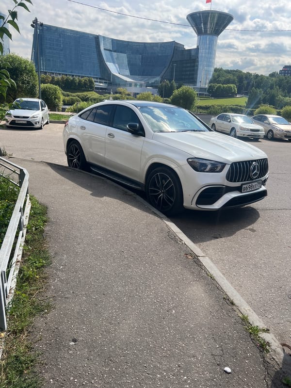 A morning moving through Khimki — streets, parks, and interiors
