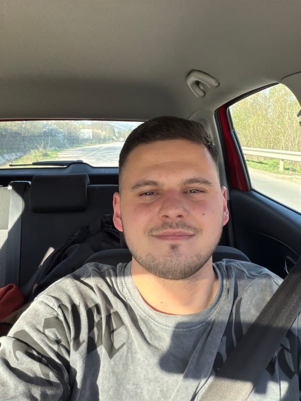 Man in seatbelt observed in car near Blagovo, Bulgaria