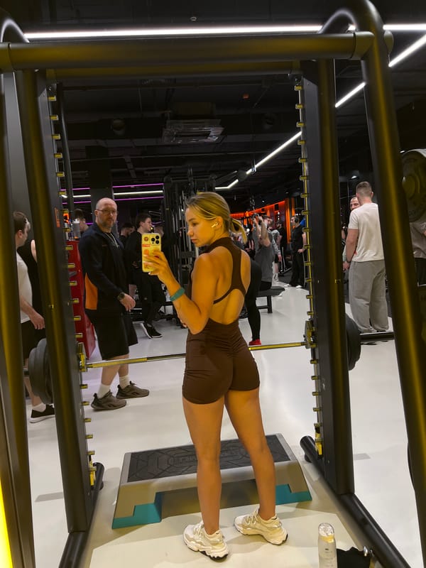 Woman takes mirror selfies at Voronezh gym