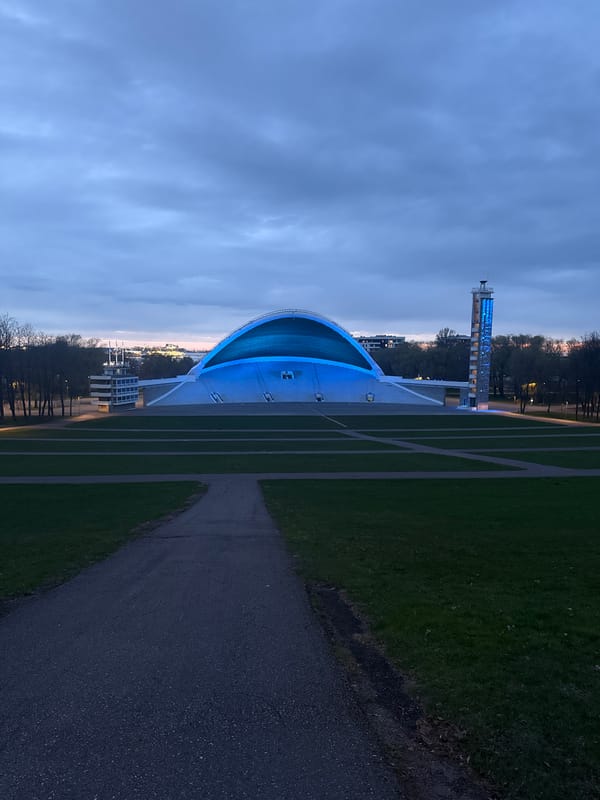 Evening tour captures illuminated Tallinn landmarks and memorials