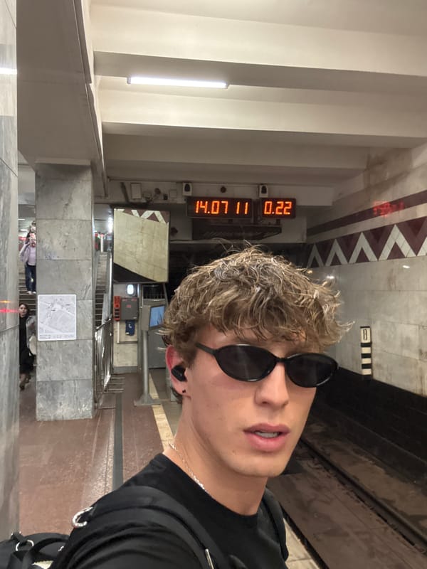 Person in sunglasses spotted in Moscow Metro Tuesday afternoon