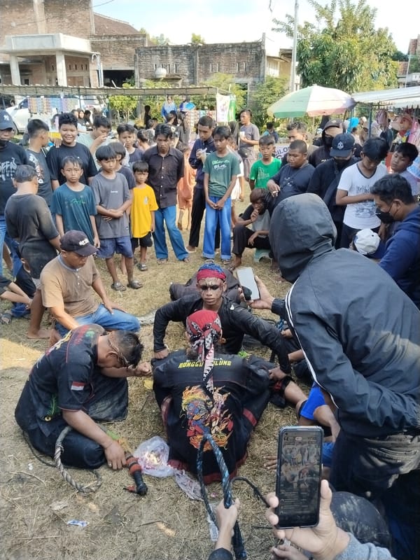 Traditional performance draws community gathering in Kedawung village square