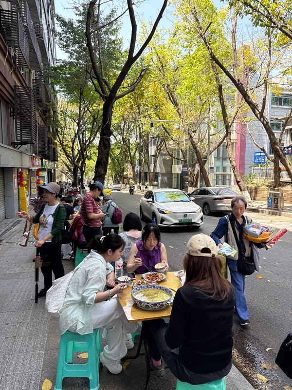Morning street dining scenes captured in Yuzhong District