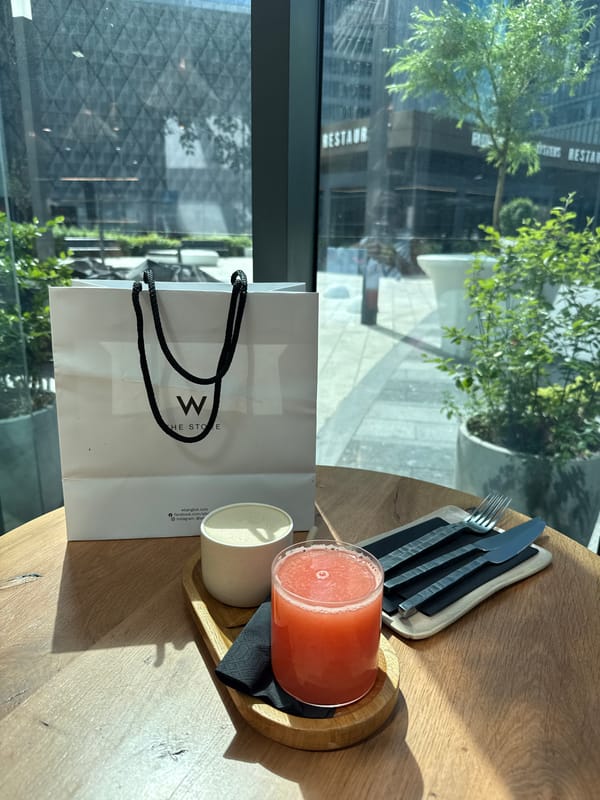 Morning scenes captured in Khimki: dining, luxury cars, construction