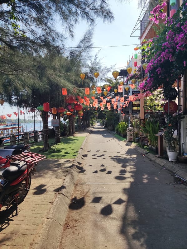 Morning life scenes documented across Đà Nẵng, Vietnam