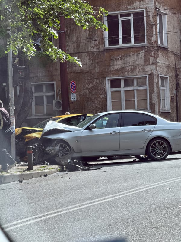 Car crash and laptop use documented in Stara Zagora