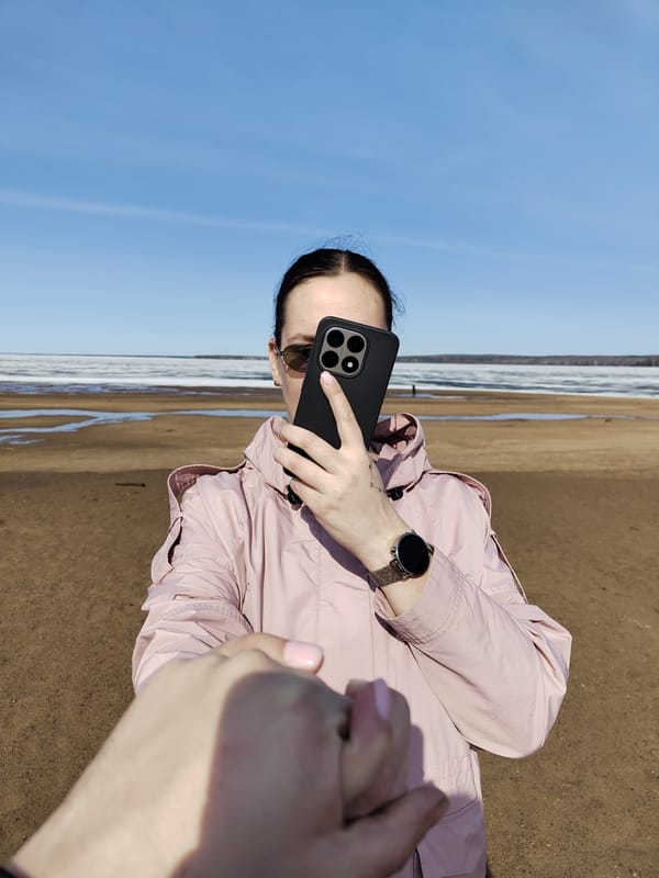 Couple enjoys romantic beach outing in Chaikovsky, Russia