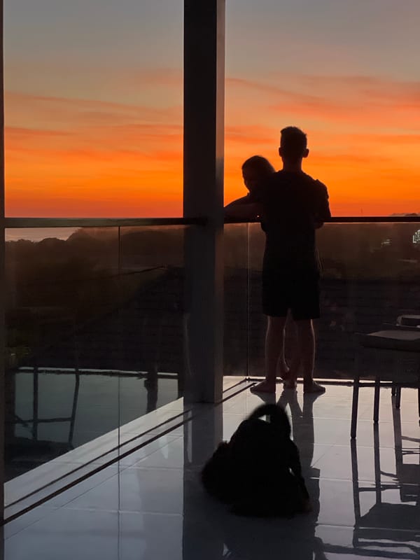Urban sunset documented by witnesses over 10-minute span