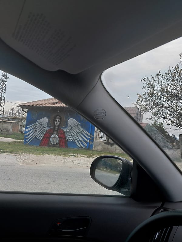 Angel mural spotted on building in Branipole, Bulgaria