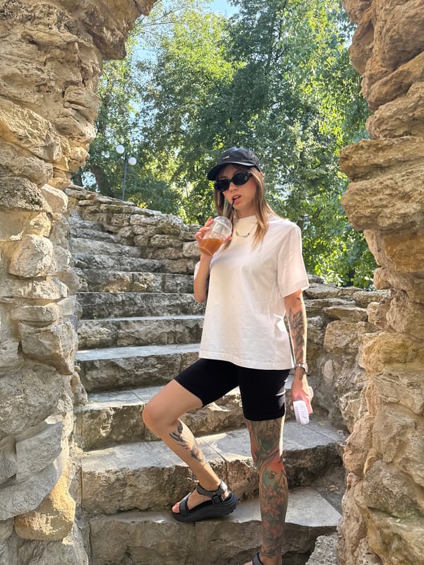 Summer day out in Moscow: drinks, selfies, stone landmarks.