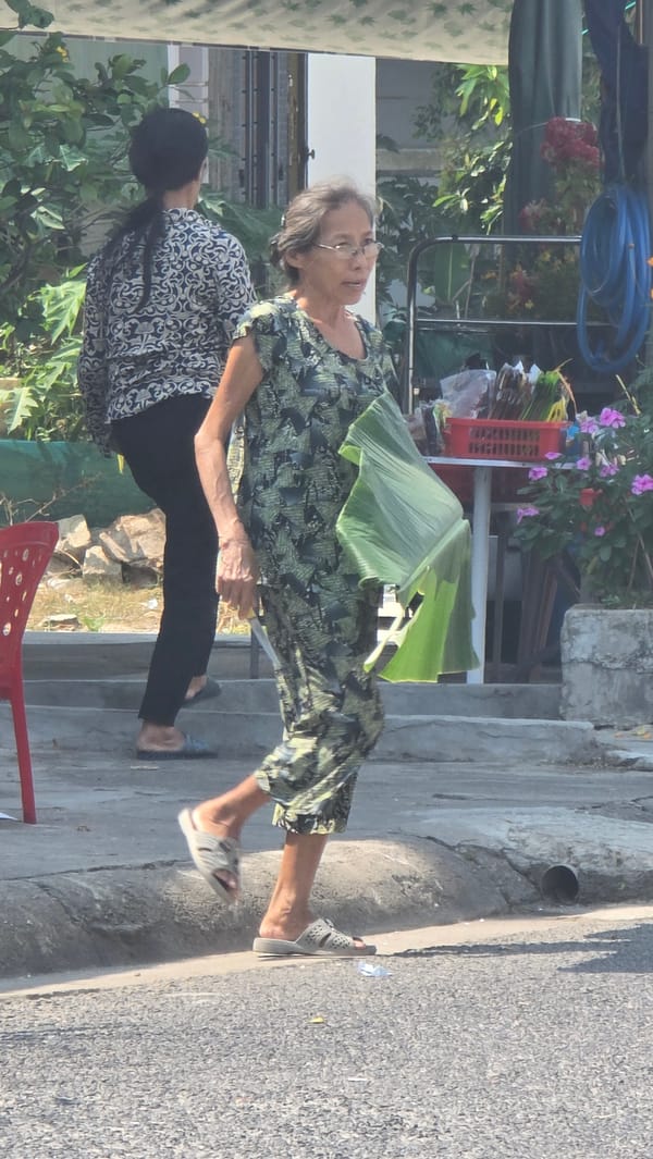 Early morning street life documented in Bắc Nha Trang