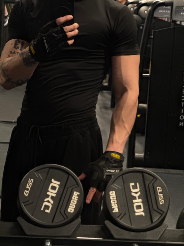 Man takes gym selfie in Sofia fitness center