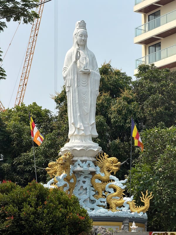 Early morning street life documented across Đà Nẵng, Vietnam