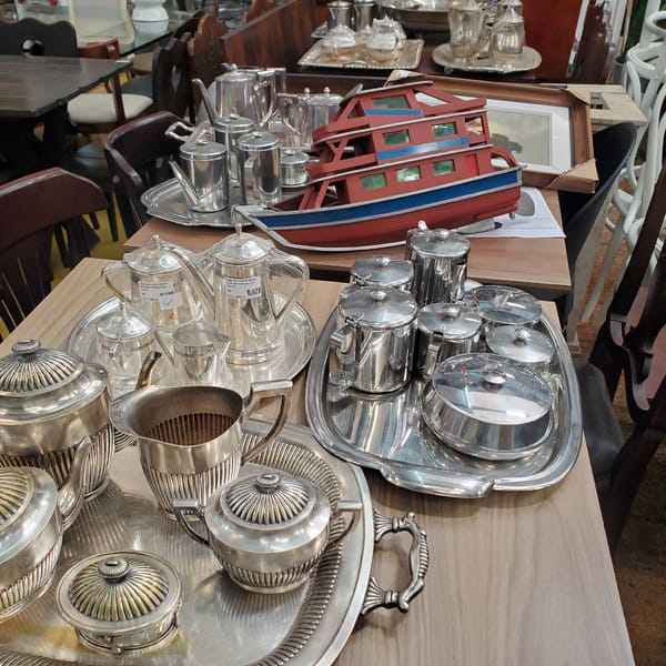 Vintage collectibles browsed at Curitiba antique market