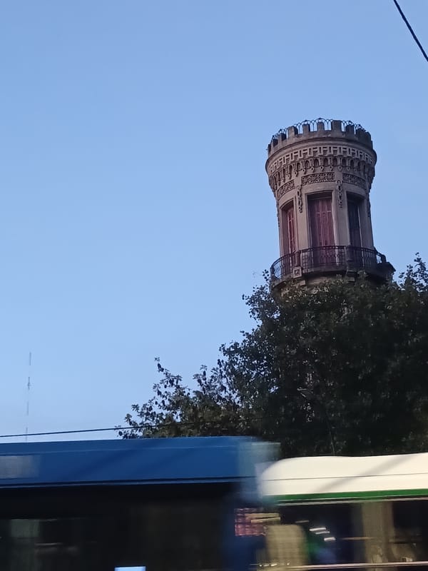 Evening stroll through Buenos Aires captures street life, architecture