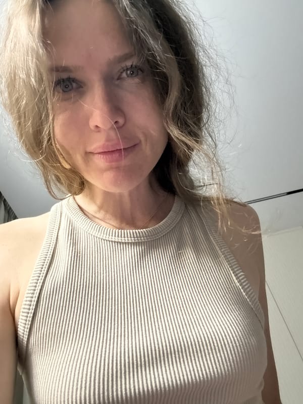 Close-up selfie in Khimki, casual summer look