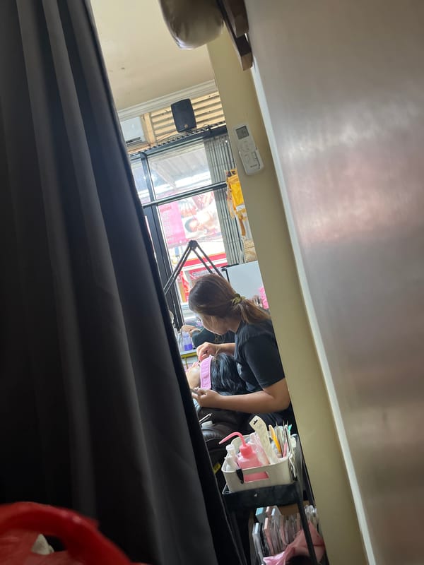 Morning at a North Kuta salon, street life flowing outside