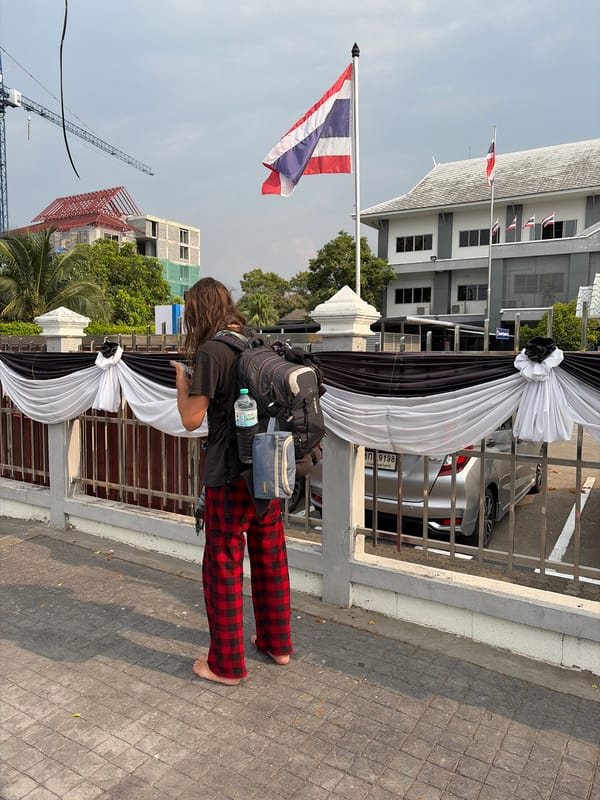 Person in plaid pants spotted standing barefoot in Suthep