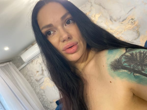 Woman with palm tree tattoo observed in Izhevsk