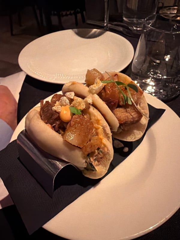 Man dines on bao buns at Barcelona restaurant