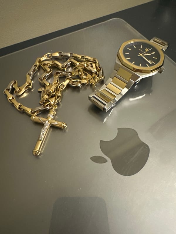 Personal accessories and laptop displayed in Aksakovo