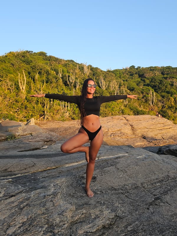 Tourists capture sunset moments at Búzios clifftop viewpoints