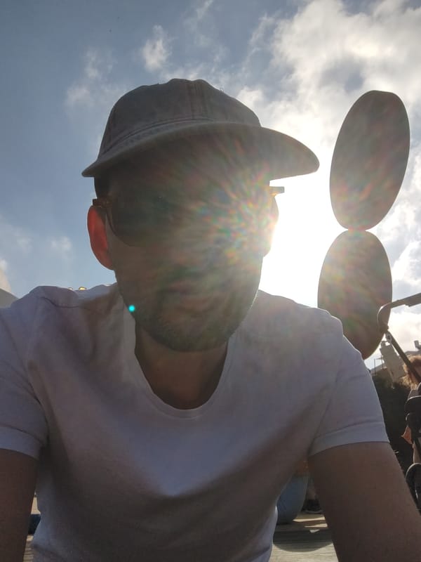 Sunny afternoon photography captures people in Tel-Aviv