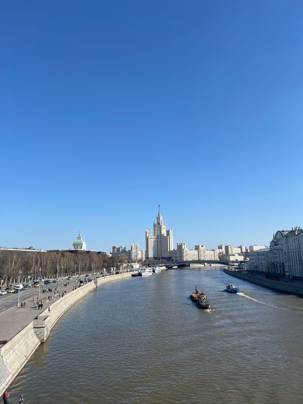 Clear day captures Moscow River scenes with boats, pedestrians