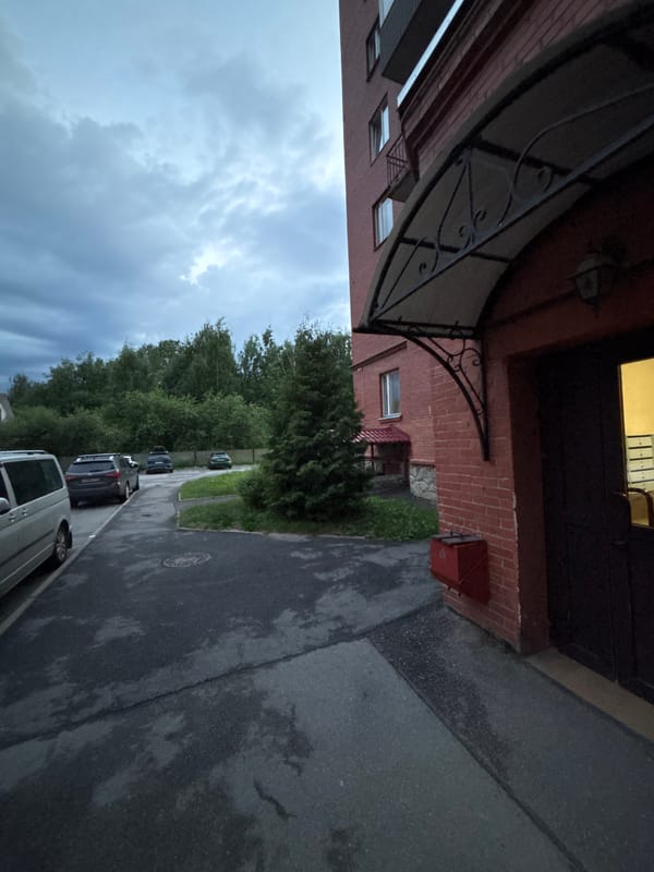 Evening stroll through Saint Petersburg captures ordinary urban moments
