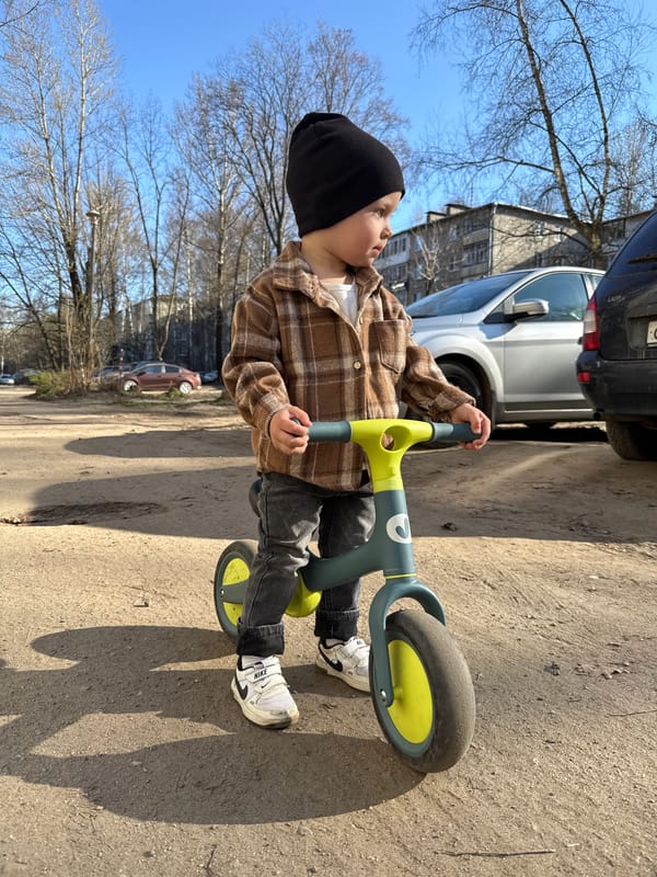 Casual outdoor moments captured in Rusanovo, Russia