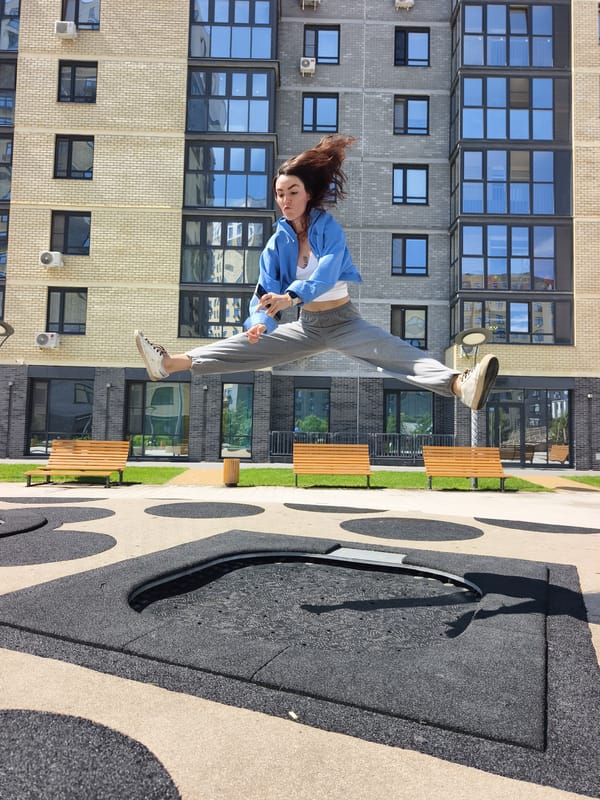 Woman performs acrobatic jumps on trampoline in Tyumen courtyard