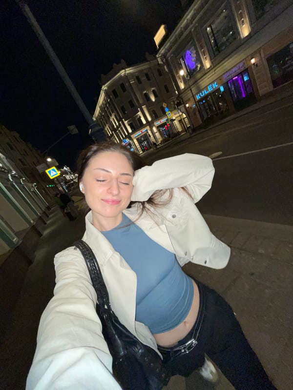 Evening stroll through Moscow's lamp-lit streets