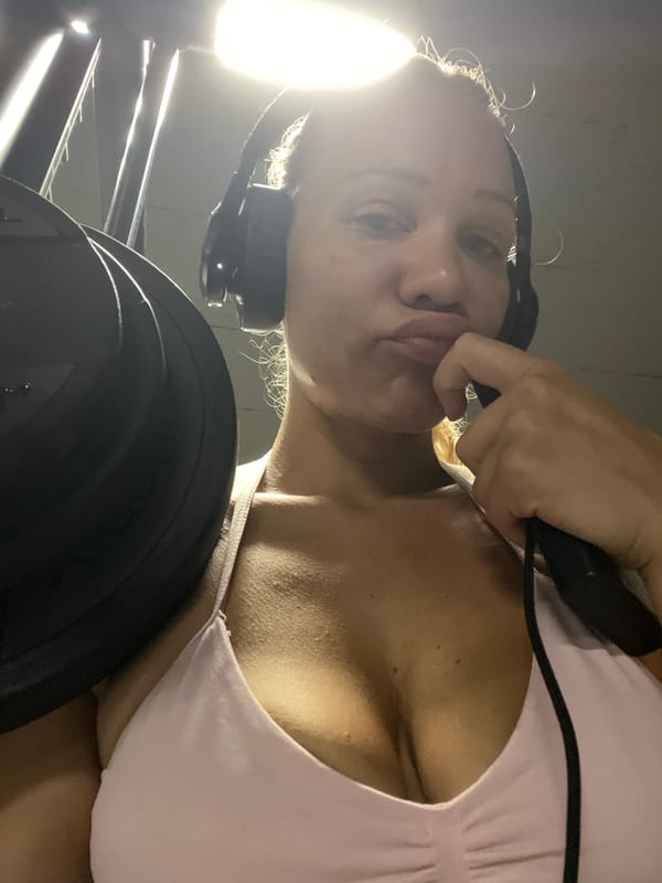 Gym selfies and barbell close-ups in Altötting