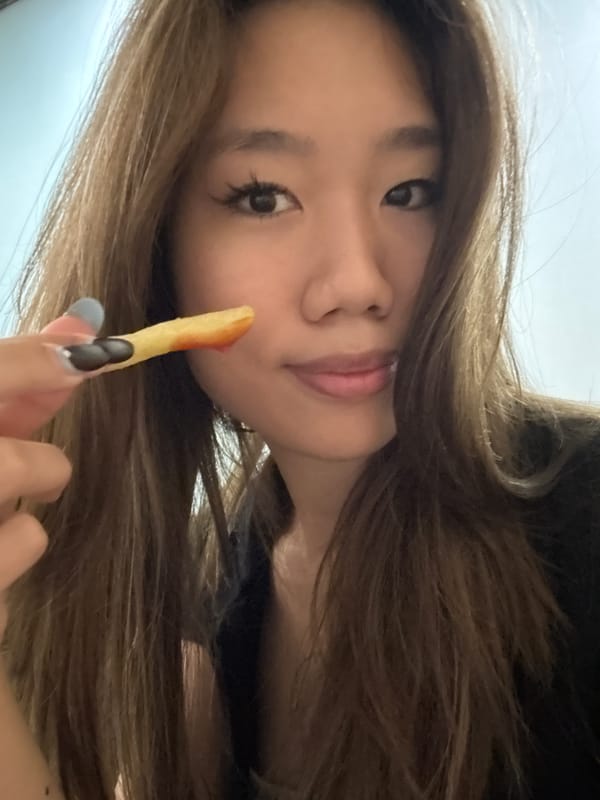 Couple Takes Bathroom Selfies, Eats Fries in Yuzhong District