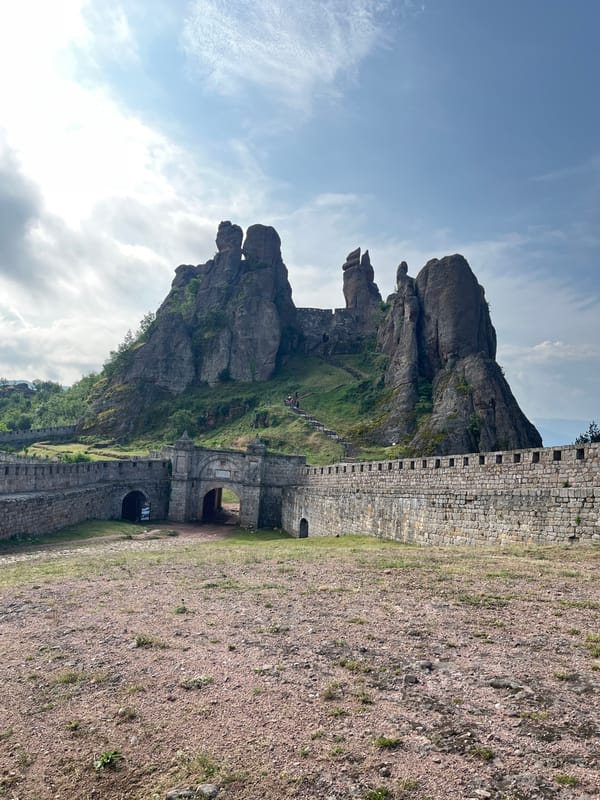 Witnesses document morning visit to Bulgaria's Belogradchik Fortress