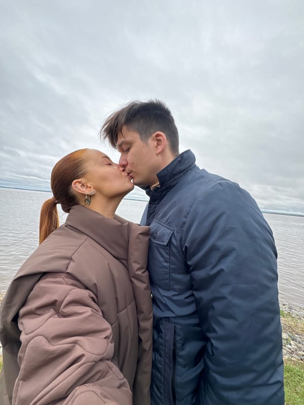 Couple shares romantic moment on pier in Chastyye, Russia