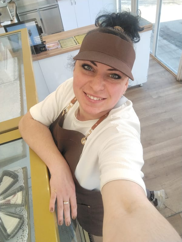Restaurant worker takes selfies during shift in Votkinsk