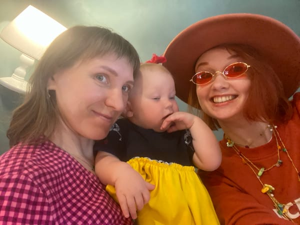 Family moments captured in morning photos in Yekaterinburg