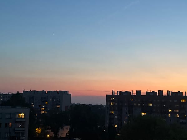 Dusk over the city: skylines, sunset poses, and one pizza