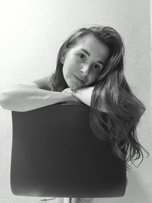 Casual indoor portrait session across a home in Фоки
