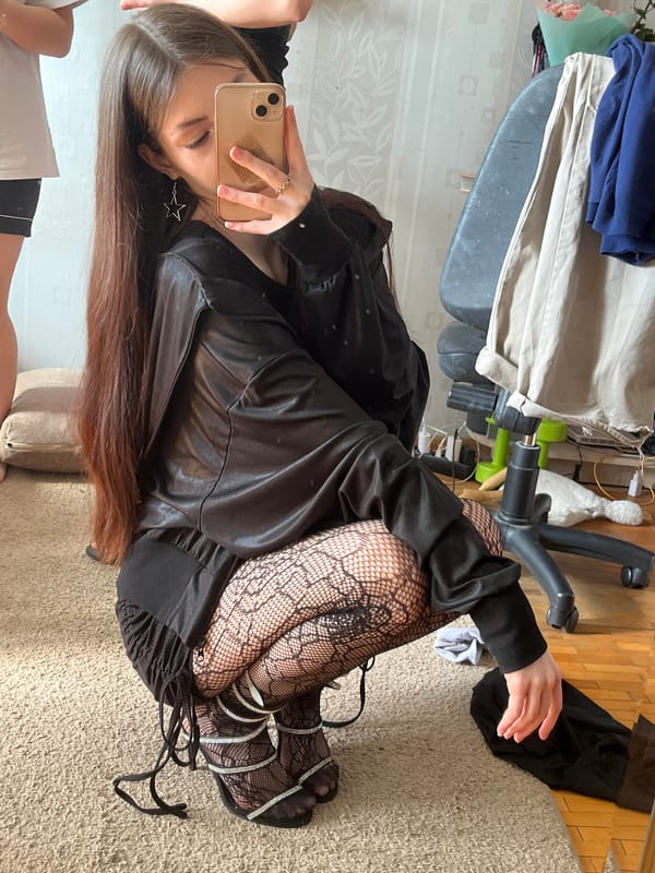 Woman takes mirror selfie in Ковалёво, Russia