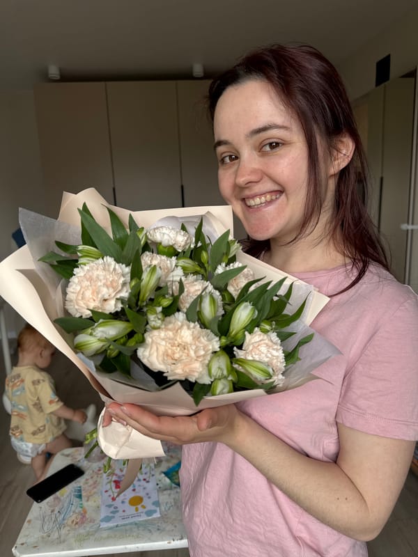 Family moments with cat, flowers documented in Izhevsk home