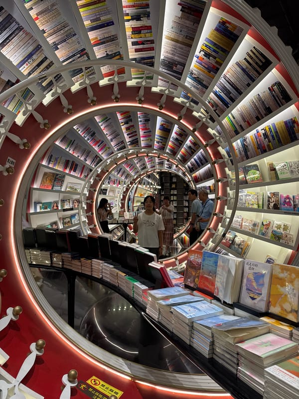 Visitors document spiral bookstore experience in Bao'an District